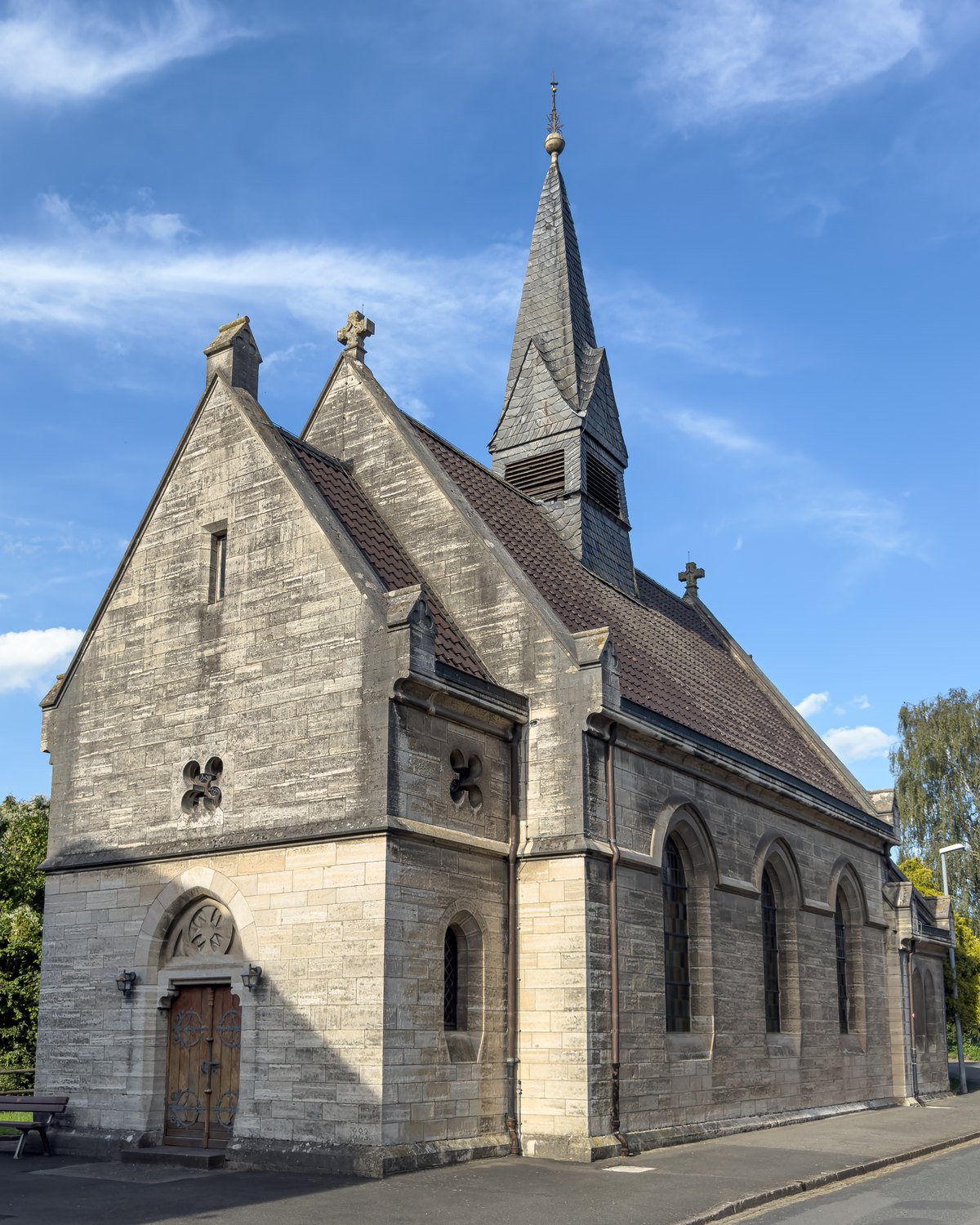 Die Dreifaltigkeitskirche Seboldshausen von außen, Eingangsseite mit Dachreiter