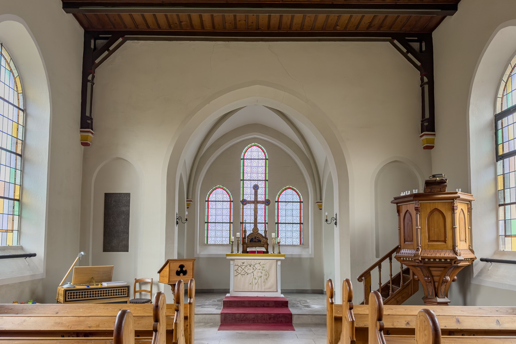 Innenraum der Dreifaltigkeitskirche mit Holzbalkendecke, Kanzel und Blick zum Altar